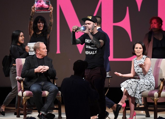 Michael Kors a tüntetők gyűrűjében