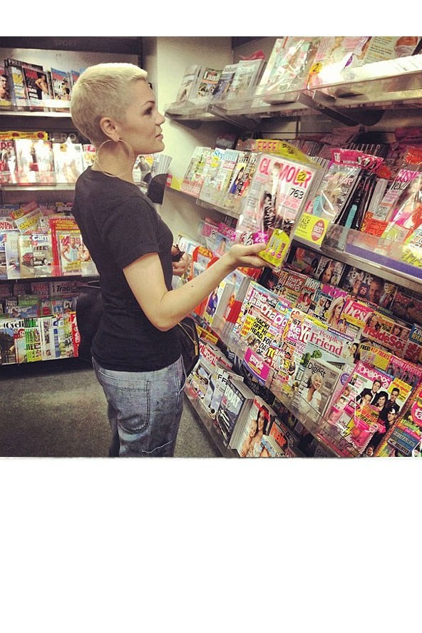 Jessie J nem is választhatna jobb olvasnivalót.