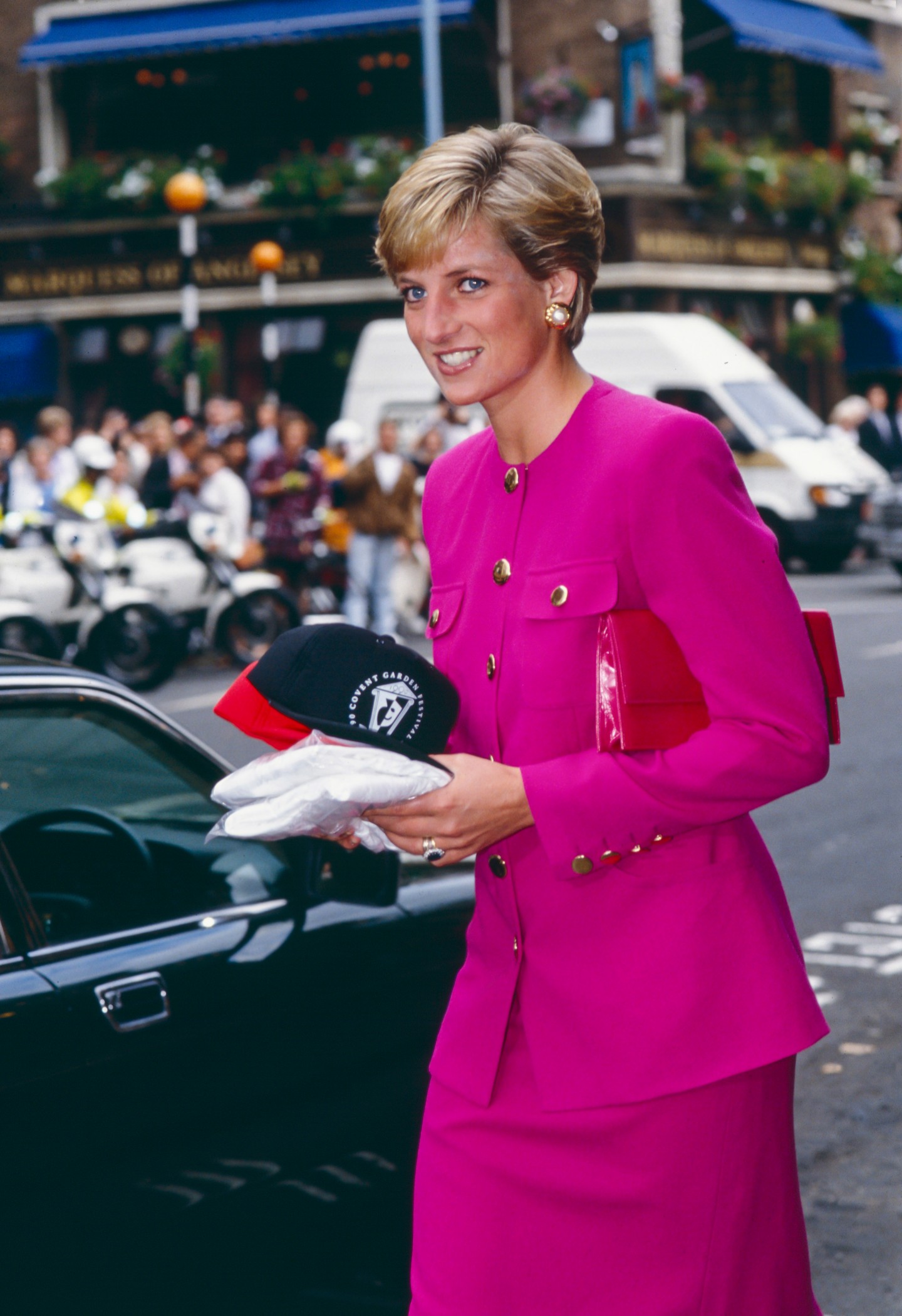 Diana hercegnő pink kosztümben 1990-ben