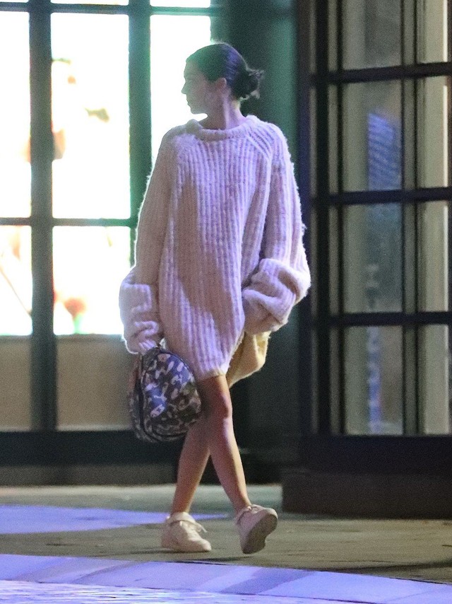 Kendall Jenner egy oversized pulcsiban romantikázott új pasijával!