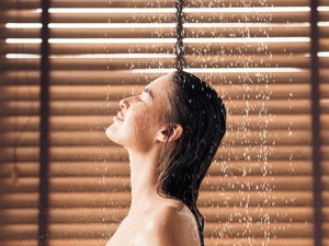 Ez a tökéletes időpont a zuhanyzáshoz, ha szeretnél istenien aludni: egy életre megváltoztatja az éjszakáidat ez a szokás