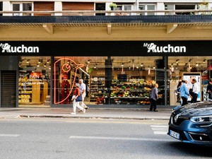 Fantasztikus: magyar tervező tervezte az ünnepi kollekciót az Auchannak