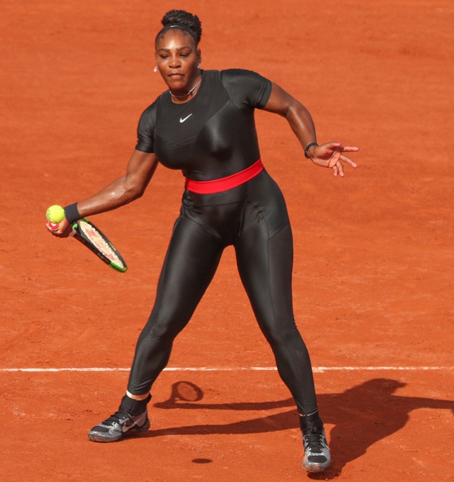 Serena Williams szokatlan overallban a Roland Garroson