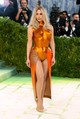 Kim Kardashian egy Whitaker Malem tervező és Allen Jones brit művész által megálmodott mellvértet és bőrszoknyát viselt. Egyszerre merész, egyszerű és nagyon modern.