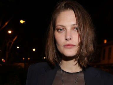 Ez a topmodell úgy ment partizni, hogy mindenki a melleit bámulta