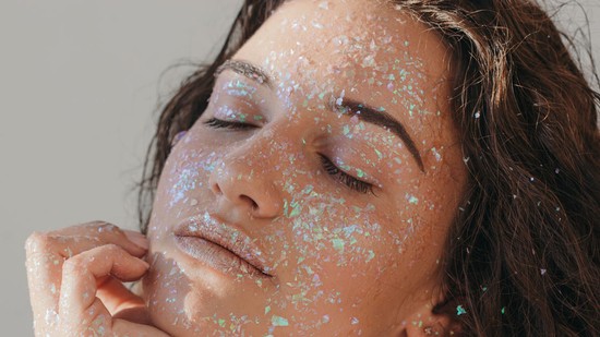 Így befolyásolja a menstruációs ciklus a bőröd állapotát