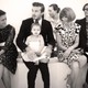 És igen, a máris legendássá vált fotó: Harper és David Beckham, mellette Anna Wintour és Hamish Bowles.
