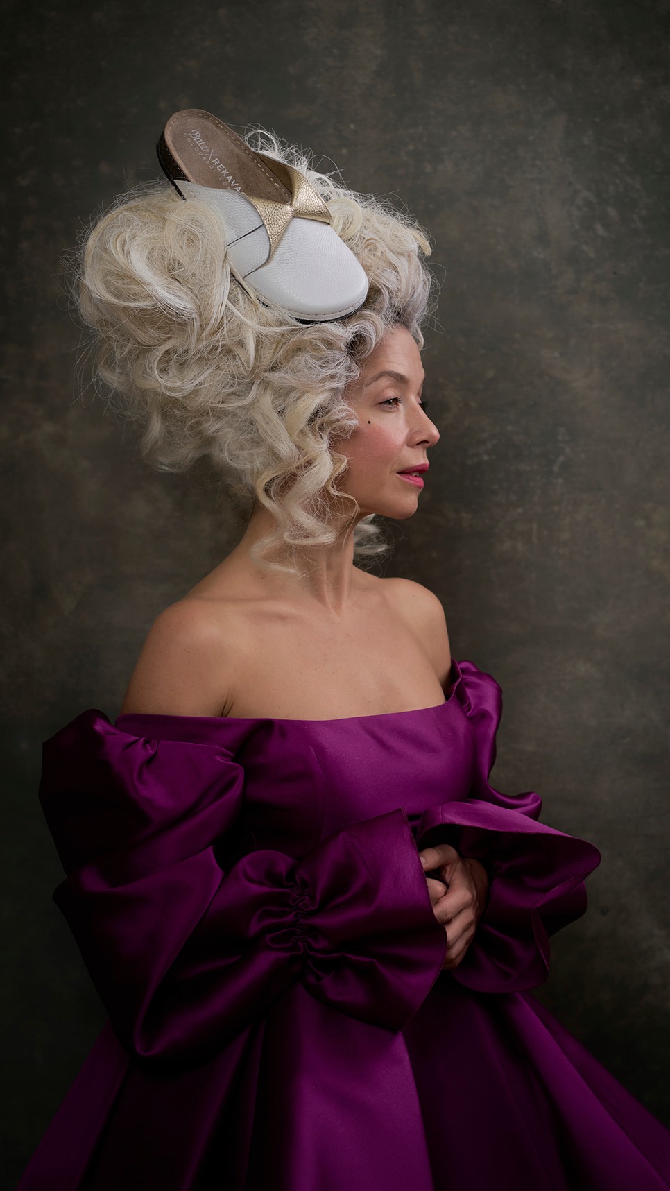 Kovács Patrícia a Batz X RekaVago egyik kényelmes, sikkes darabjával a fején