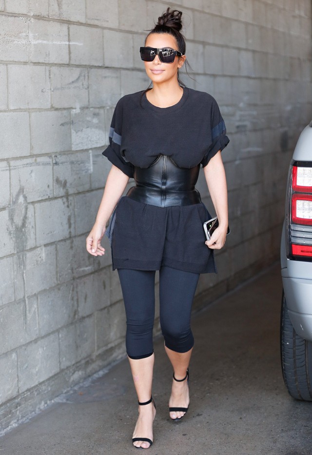 kim kardashian, bőrhám, bdsm, szadomazo, bőrcuccok, fűző, kanye west, yeezy, life of pablo