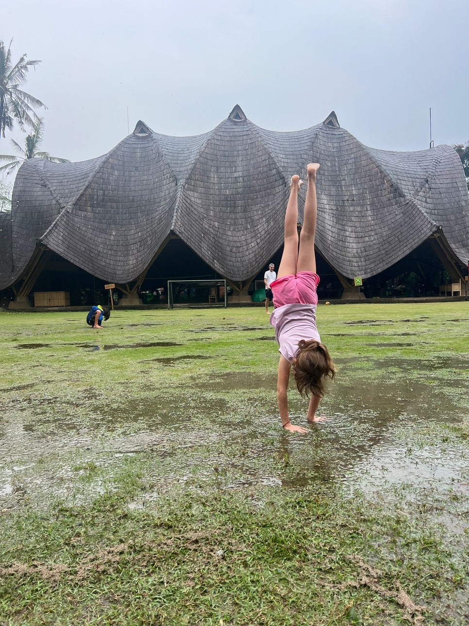 Esoben is jo kint lenni (hatterben a tornaterem, bambuszbol)