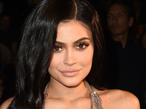 A várandós Kylie Jenner megérkezett a New York-i divathétre, de még hogy!