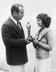 1929, Janet Gaynor - Az első Oscar-díjas színésznő Janet Gaynor egy kötött felsőben és szoknyában vette át a díjat. Kedvesen lezser ruhája egy univerzumra volt a mai Oscar-díjasok kidolgozottan csillogó ruháitól. „Az első év lévén, az Akadémiának nem volt háttere vagy hagyománya" - mondta Gaynor, akinek Oscar-díját három filmben nyújtott alakításáért kapta.