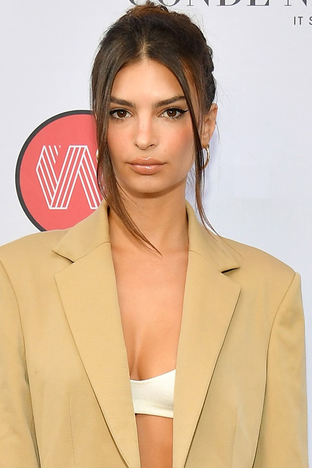 Emily Ratajkowski BIKINIBEN érkezett a New York-i divathétre