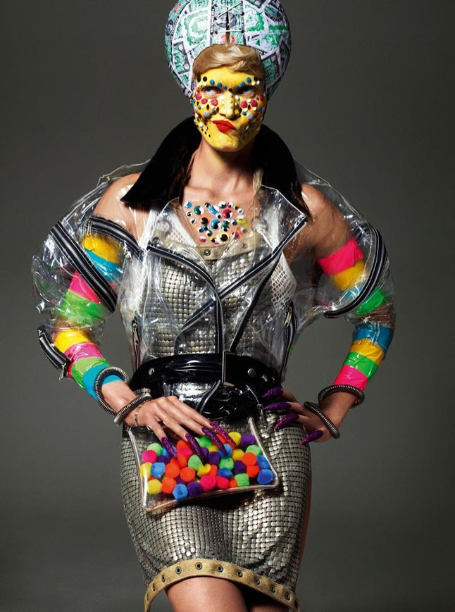 Óriási lila körmökkel, arcát pedig sárga alapon színes cukorkák fedték.