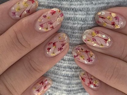 Manikűrtipp: Szárított virág a körmön? IGEN! 