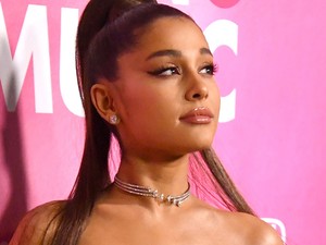 Ezt hordta volna Ariana Grande a Grammy-n: ő otthon ünnepelt ruhájában