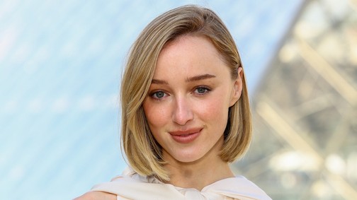 Férjhez ment A Bridgerton család Daphnéja, ennek a jóképű férfinak mondta ki a boldogító igent Phoebe Dynevor
