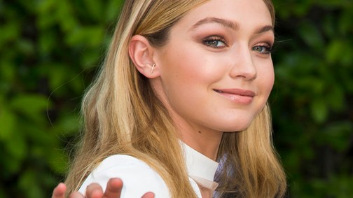 Erre a lányra tapadnak sztárpasik most