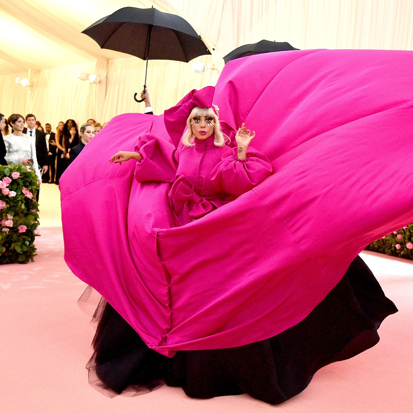 Lady Gaga 2019-ben nyűgözte le a Met-gála közönségét ezzel a gigantikus Brandon Maxwell pink estélyivel, amit 3 lépésben hámozott le magáról és tündökölt végül fehérnemű szettben