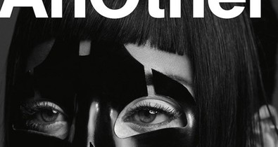 Rihanna most álarcban villant