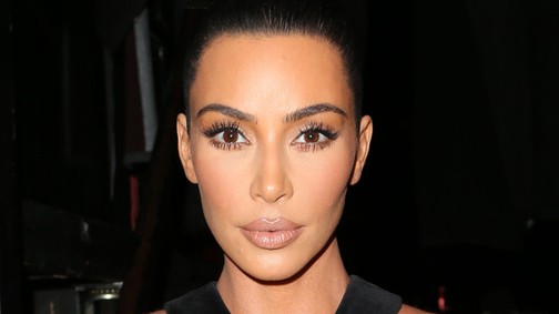 Kim Kardashian arany áttetsző fürdőruhája nem hagy semmit a képzeletre