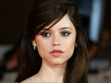 Jenna Ortega sejtelmes nude ruhája maga az álom, óriási feltűnést keltett benne a vörös szőnyegen