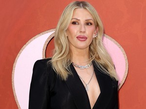 Friss képeken Ellie Goulding és 10 évvel fiatalabb szerelme, családi képeiktől elolad a szíved