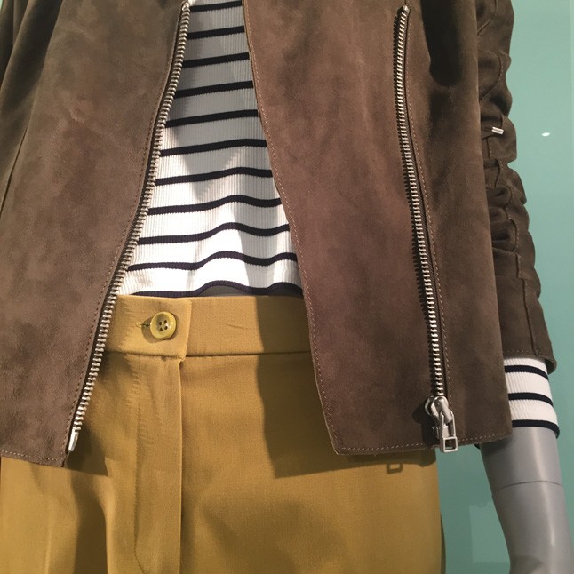 A trend neve: Modern Utility. Nincs tehetségtelen nő, csak használhatatlan, koncepció nélkül összeválogatott gardrób. Minden alapdarabot megtalálsz főként földszínekben és izgalmas mintákkal, amik évtizedekig hordhatóak.