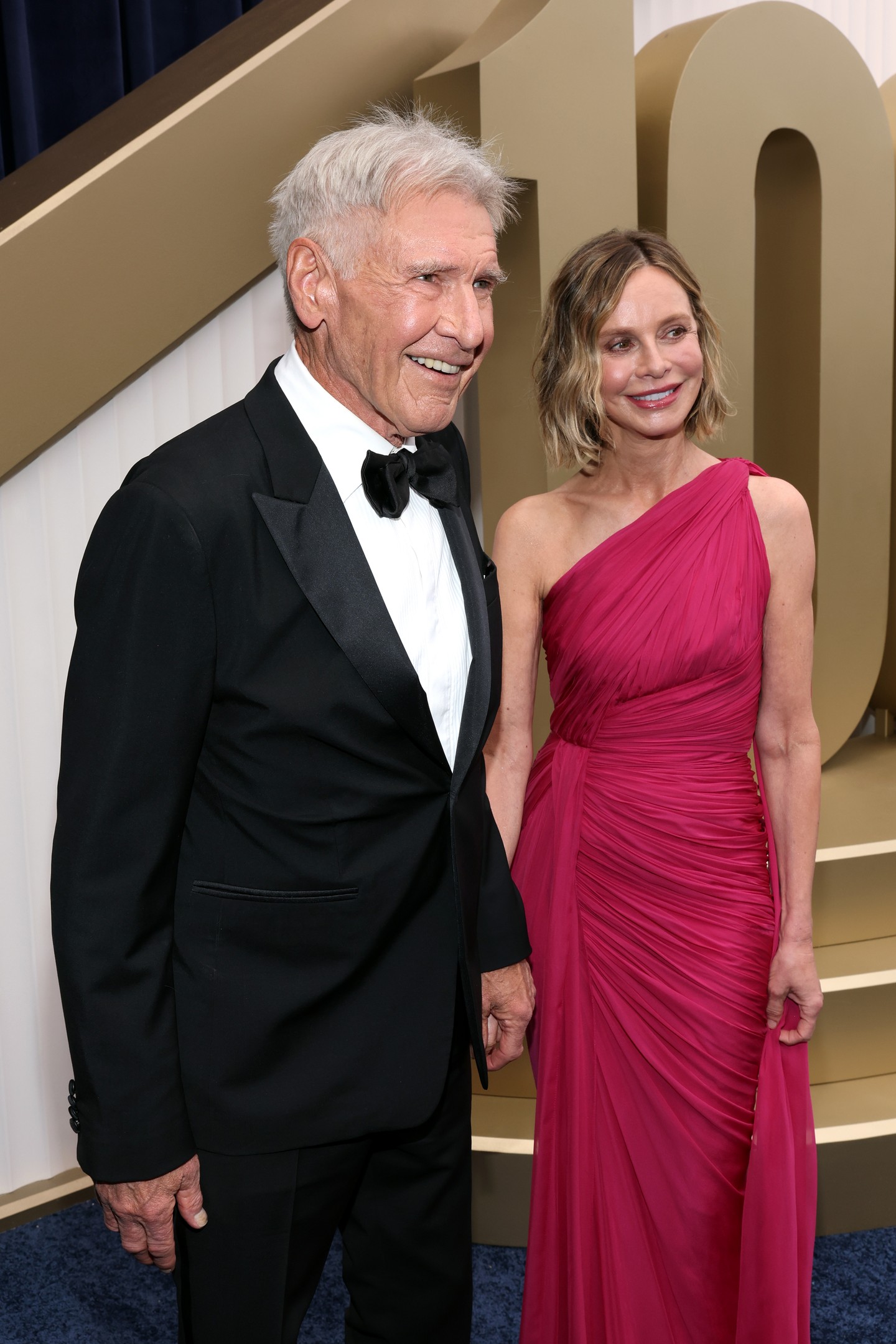 22 év - Harrison Ford és felesége, Calista Flockhart 2002 óta vannak együtt, és 2010-ben házasodtak össze. Először az 59. Golden Globe-gálán találkoztak egymással, és bár a színész akkor még második feleségével élt házasságban, már beadták a különválási kérelmet. Válásukat 2004-ben véglegesítették. A pár azóta csendes, békés életet alakított ki együtt.