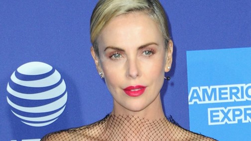 Charlize Theron a világ legkülönlegesebb neccruhájában egy igazi istennő