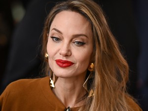 Angelina Jolie cipője telitalálat, ami bárhol megállja a helyét