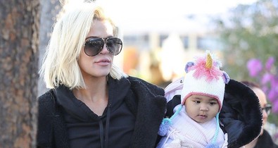 Milyen anya az ilyen? Kiakadtak Khloé Kardashian műkörmein az Instagramon