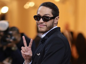 Pete Davidson teljesen kopasz lett, és meglepően jól áll neki