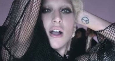 Lady Gaga visszatért, de még hogy!