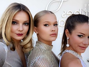 Mihalik Enikő mély dekoltázzsal és szexi lábvillantással mutatkozott be Cannes-ban