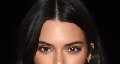 Kendall Jenner kivételesen egy cuki szettet választott