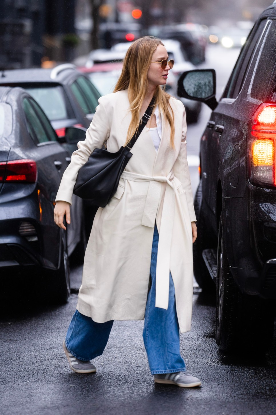 Legkiemelkedőbb kiegészítője a cipő, azon belül is a tornacipő