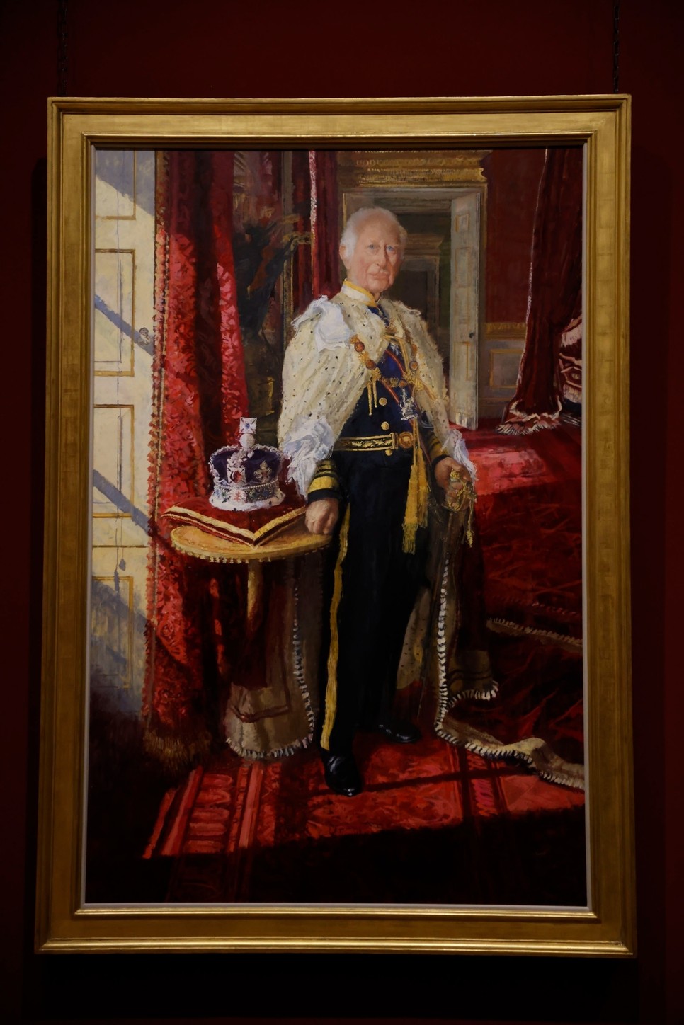 Az ott tényleg egy melltartó lenne Károly király vállán?