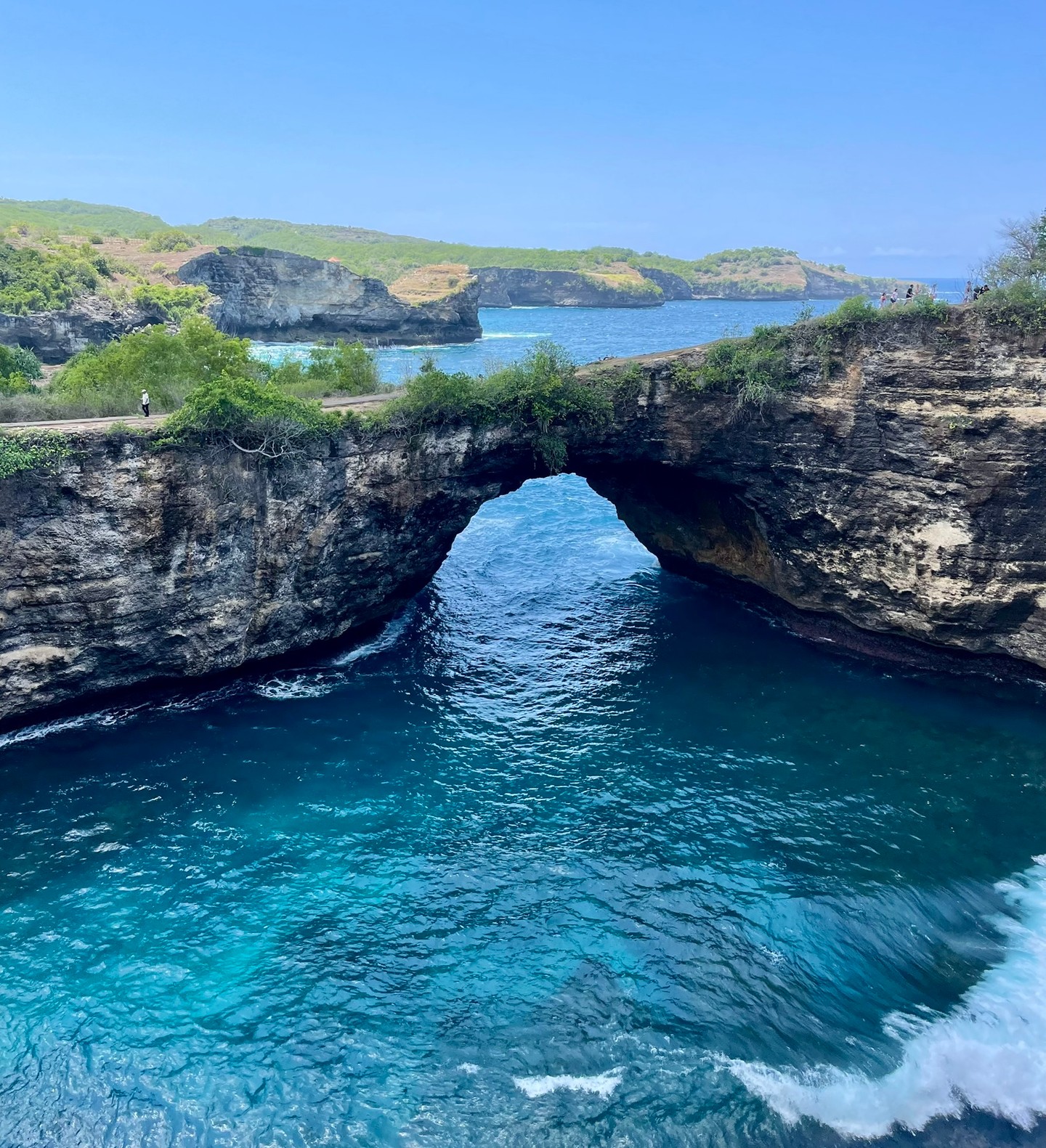 Nusa Penida szigetén, Balitól 50 percre található a Broken Beach, az egyik leghíresebb látnivaló