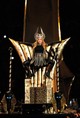 Bár ez nem turnéruha, de lenyűgöző. A 2012-es Super Bowl félideji szünetében Madonna szórakoztatta a közönséget. Kleopátra koronás, Givenchy haute couture szerelésben (amelyet Riccardo Tisci tervezett) bűvölte el a közönséget. A tévé közvetítésnek köszönhetően 114 millió ember látta.