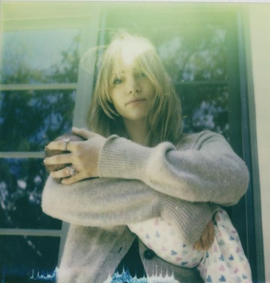 Suki Waterhouse most először posztolt a piciről