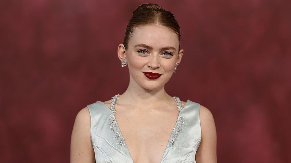 Sadie Sink rajong a mélyen dekoltált darabokért