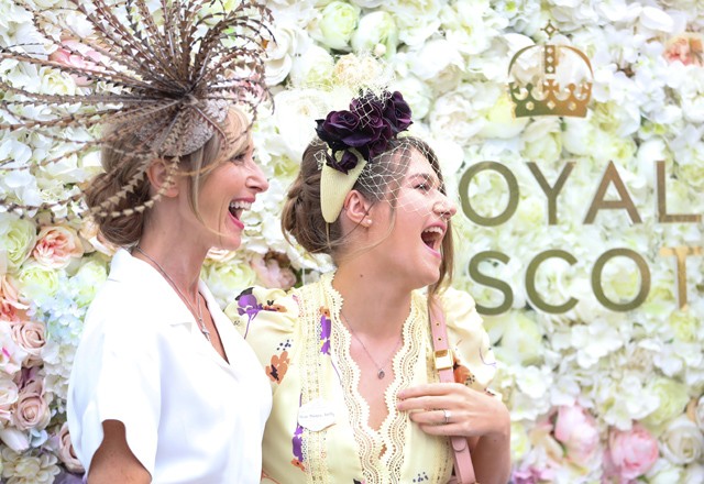 Kalapos hölgyek a Royal Ascoton