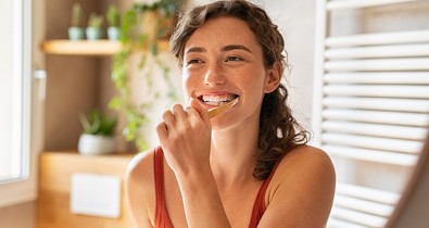 Reggeli előtt vagy után kellene fogat mosnunk?