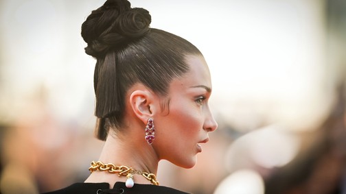 Bella Hadid göndör kontya a tavasz legjobb frizurája!