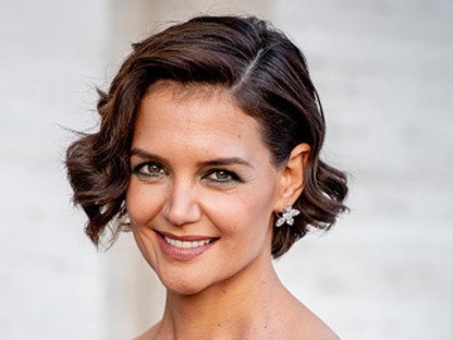 Katie Holmes gyönyörű volt a Dior párizsi bemutatóján