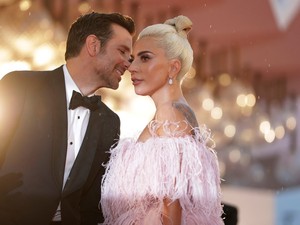 Lady Gaga és Bradley Cooper hatalmas összeborulása minden rajongó szívét megdobbantotta! 