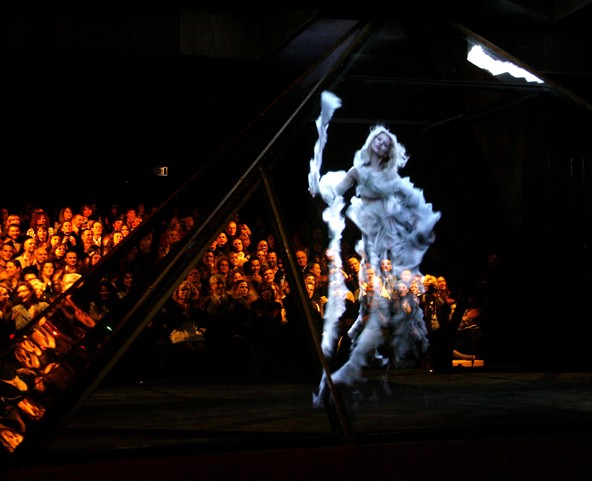 A bemutatót szenzációval fejezte be: Kate Moss azóta ikonikussá vált hologram képét láthatta a közönség. Így támogatta a drogvádak miatt átmenetileg nem foglalkoztatott modellt, akivel jó barátságban volt.