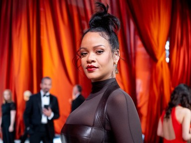 Imádjuk, hogy Rihanna várandósan sem mond le a crop topokról 