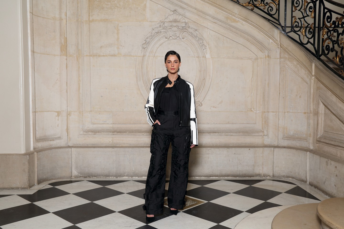 Naomi Scott fekete-fehér bőrkabátot, fekete pamut felső és fekete selyemnadrágot választott a show-ra.